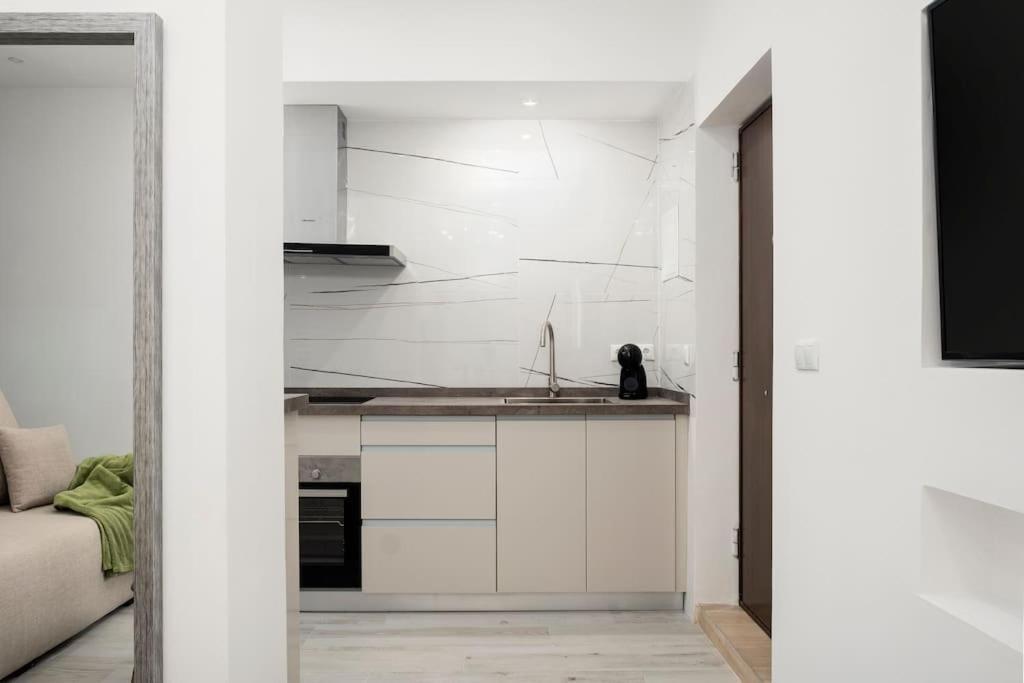 Newly Refurbished Modern 2-bed In Heart Of Appartamento Torremolinos